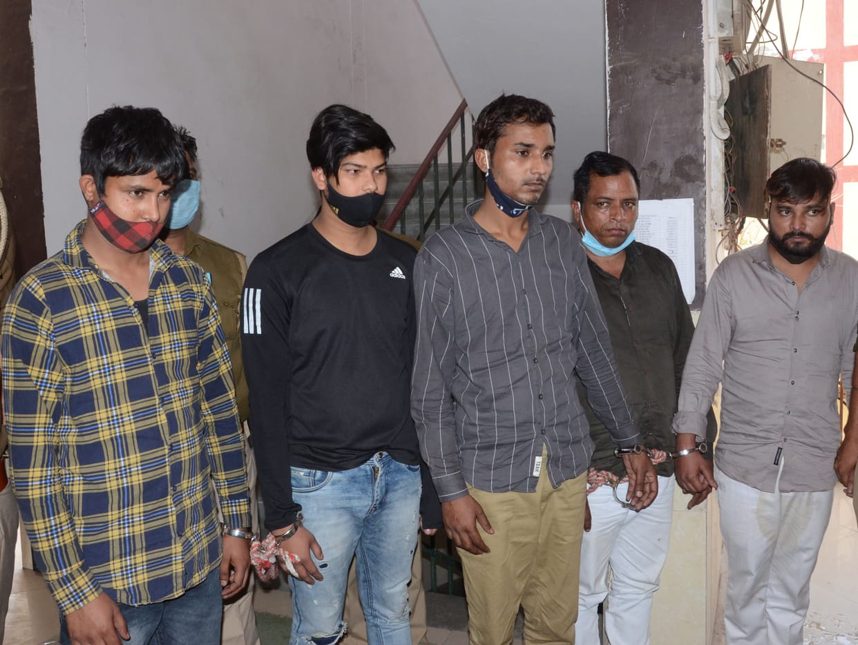 five miscreants who robbed in noida  bying giving lift from dehli  arrested in encounter