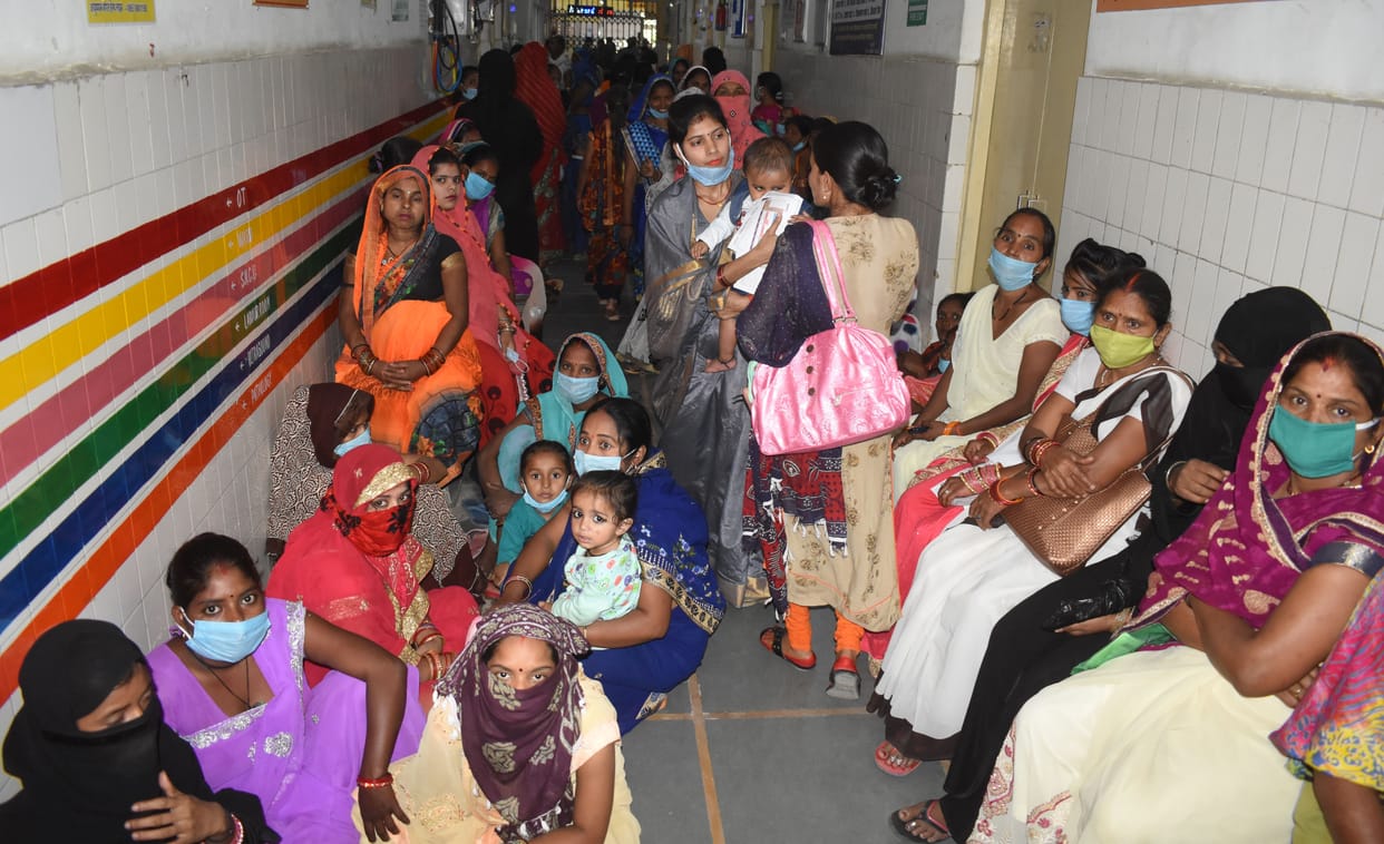 Furore of women due to lack of investigation in district hospital