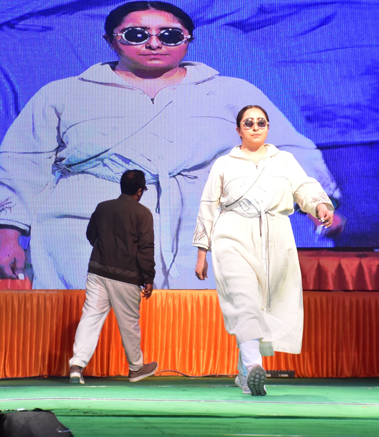 Demonstration of increasing black salt product in fashion show