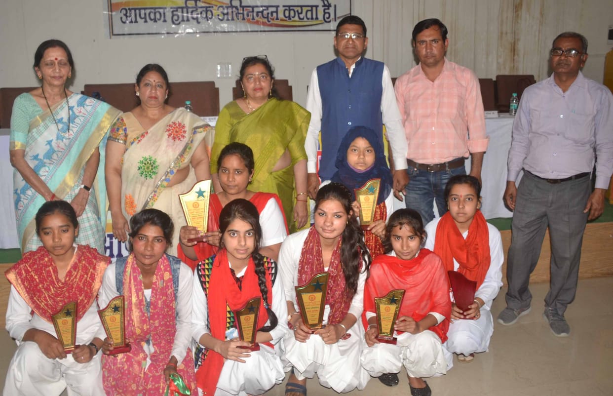 Students devoted themselves to the service of the nation