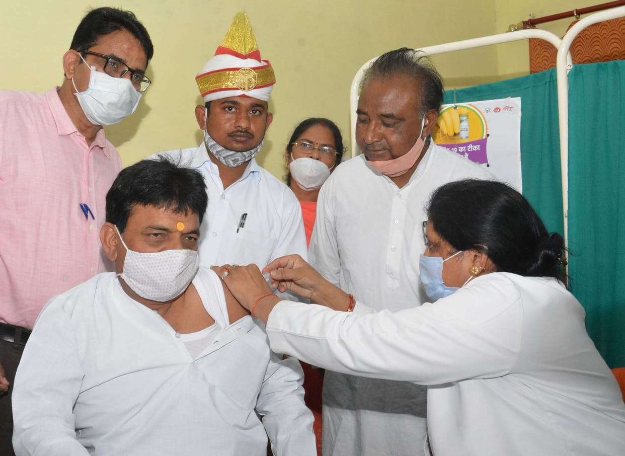 Minister injected vaccine to protect against corona in Muzaffarnagar