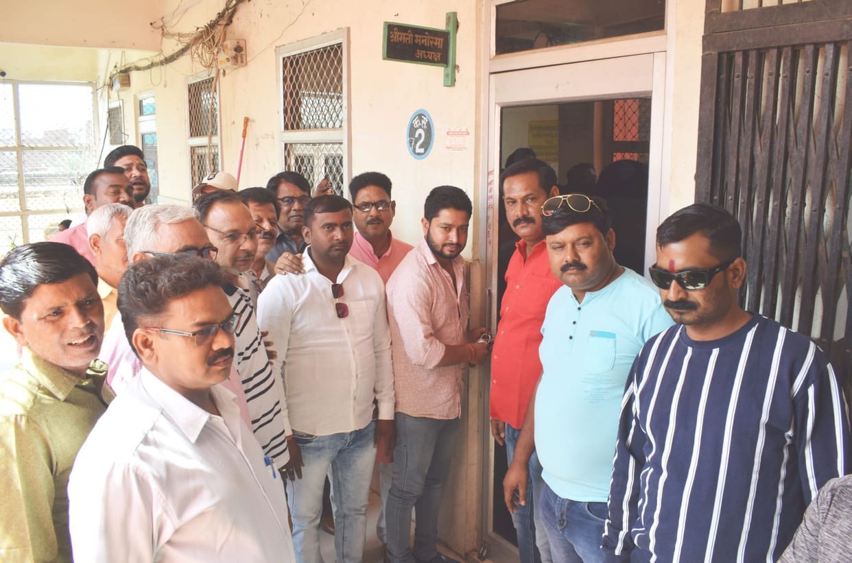 Councilors put lock in chamber of chairman and E.O.