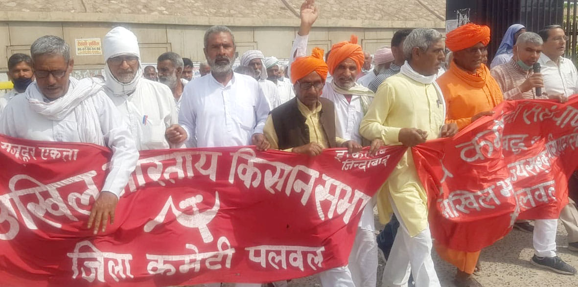 farmers on strike, raised voice against privatization in palwal