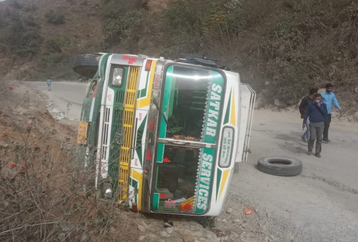 Private bus overturned in Mandi Vrindavan Himachal Pradesh