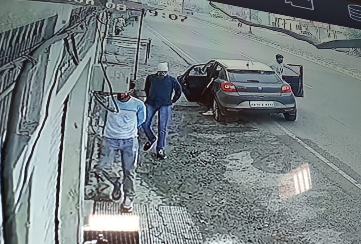 Himachal News: robbers loot Nine Lakh Rupee cash at gunpoint from liquor entrepreneur in Una