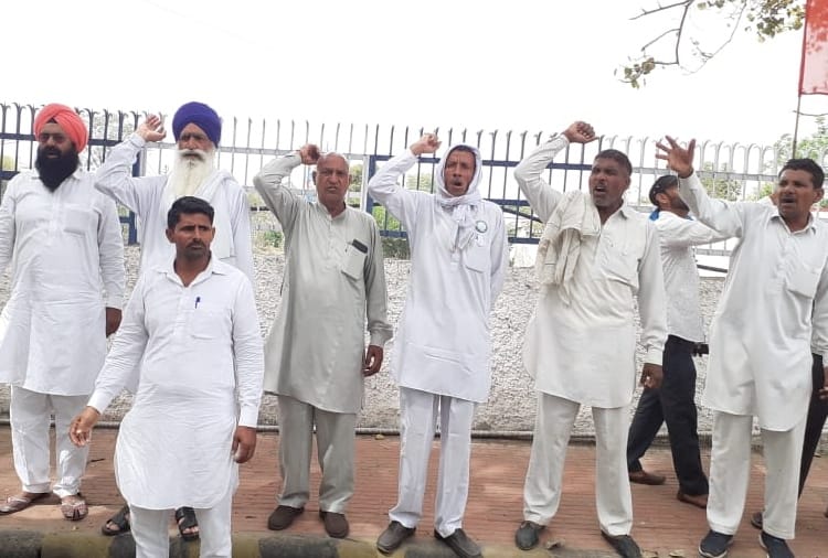 Farmers protest against farm laws at Railway station of Tohana