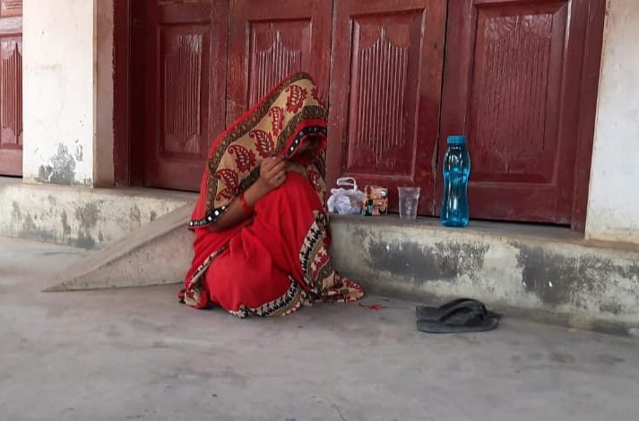 When the mother-in-law refused to adopt, the girl sat on the doorstep