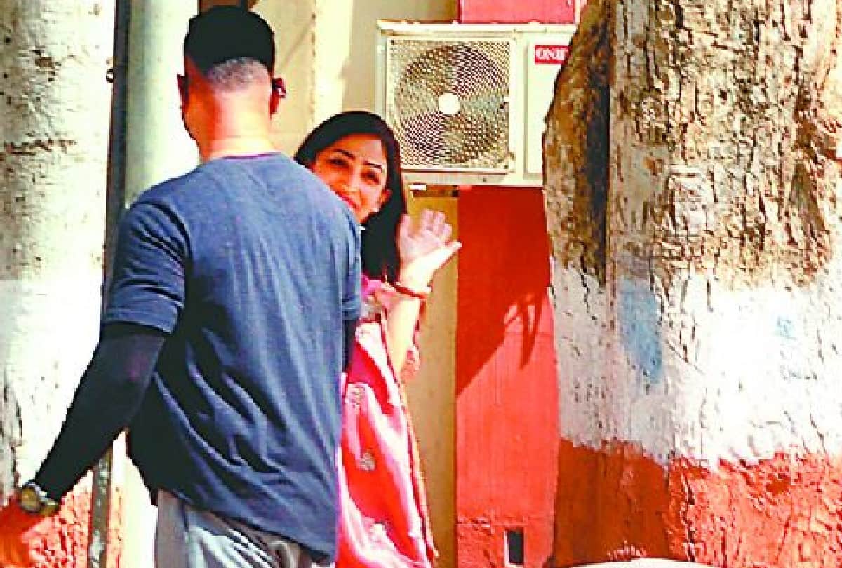 actress yami gautam Spotted outside the central jail agra during film shoots