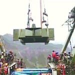 चेनाब ब्रिज का निर्माण कार्य करते रेलवे के इंजीनियर