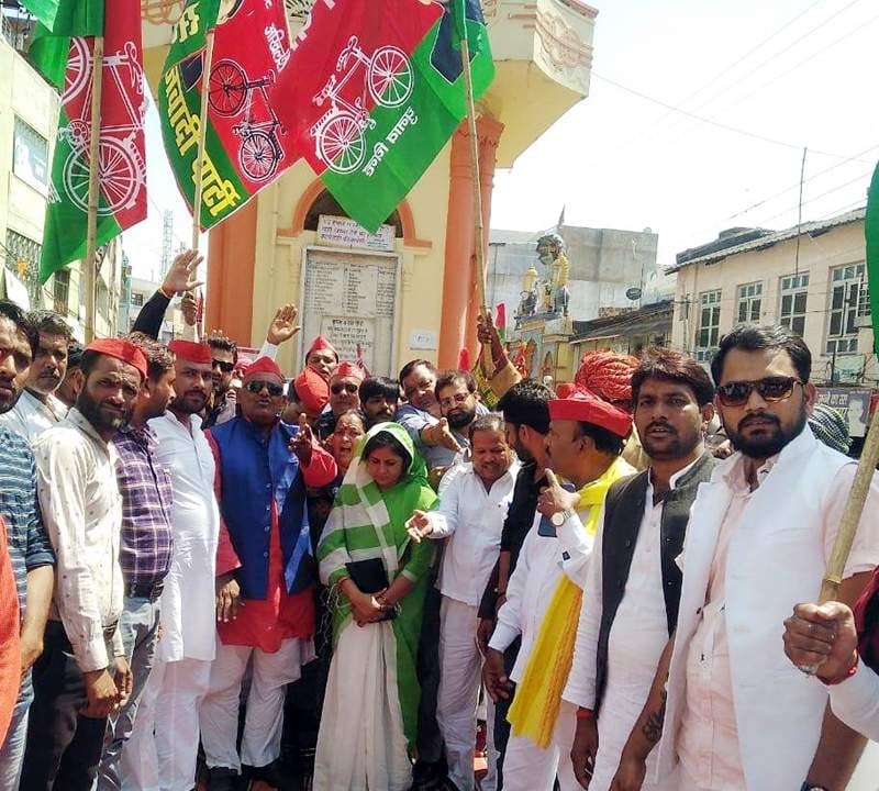 samajwadi party members protest akhilesh yadav