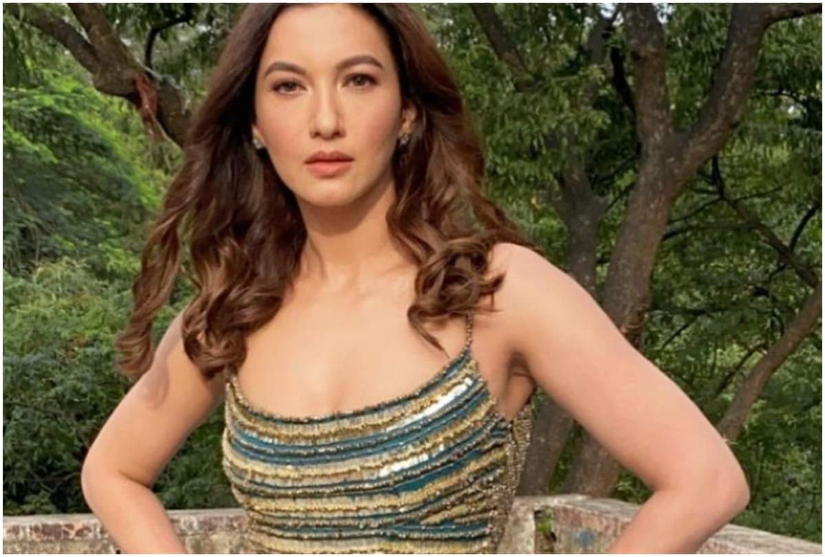 Gauhar Khan gave sanitizer to Media at her office in Aaram Nagar