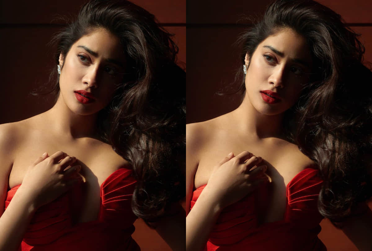 Fan asks Janhvi Kapoor for kiss, actress response is unmissable