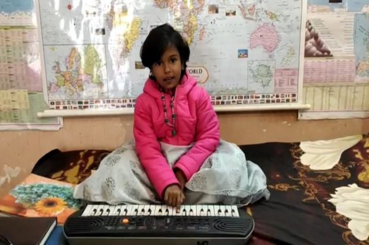 google girl arya prakash class one student from varanasi remember several indian religious books