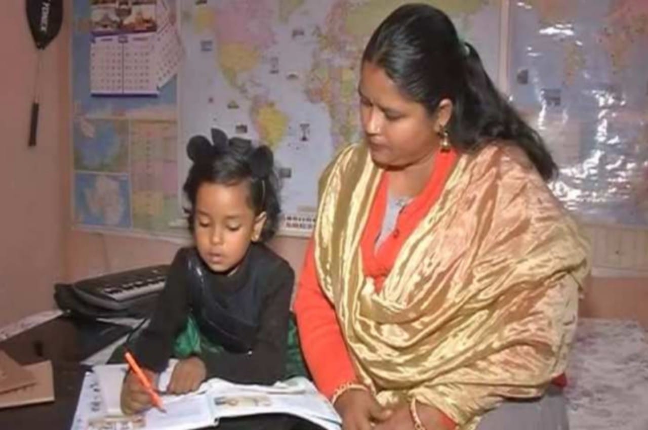 google girl arya prakash class one student from varanasi remember several indian religious books