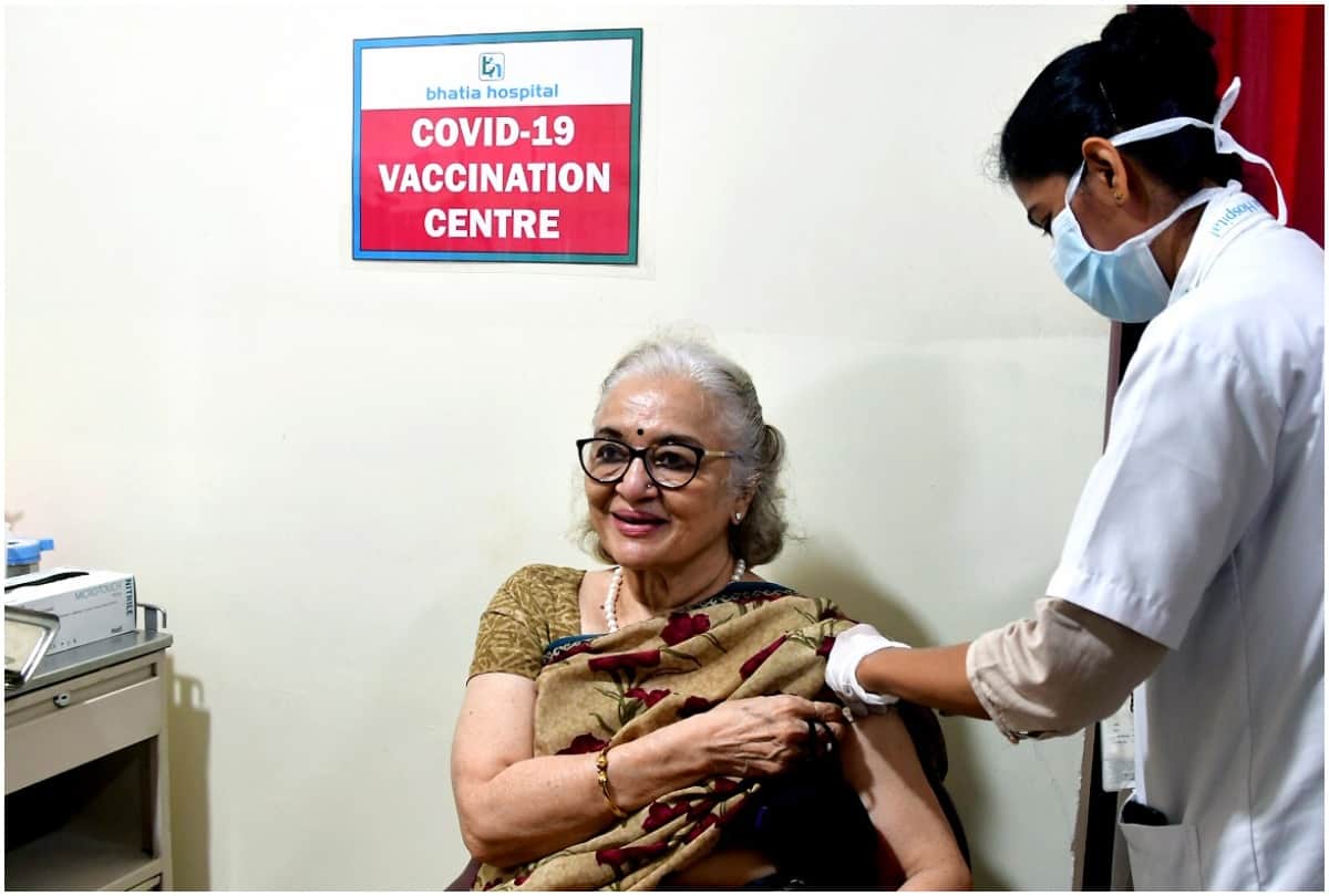 Actress Asha Parekha And Singer Anup Jalota Gets Covid 19 Vaccine In Mumbai