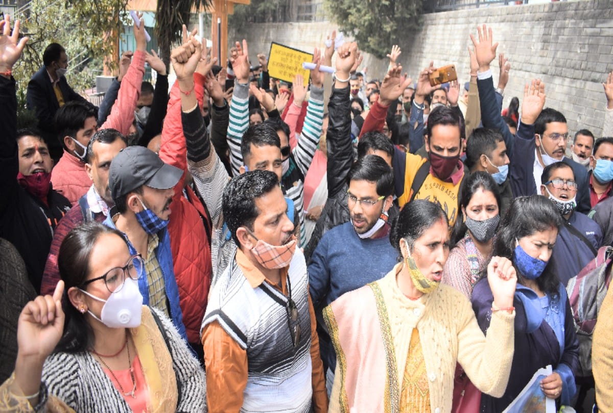 unemployment art teacher protest outside himachal vidhansabha in shimla