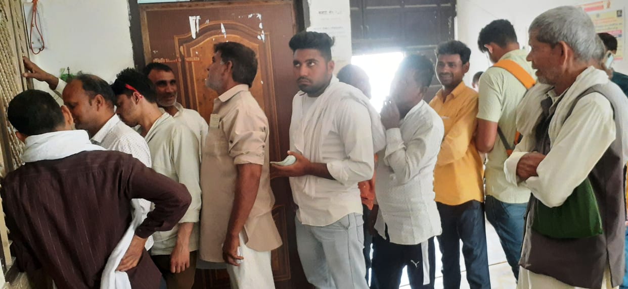 Queue to deposit electricity bill