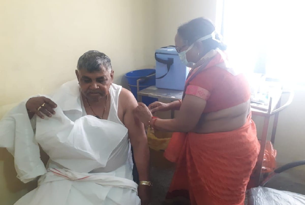 Former MP Babulal Chaudhary got corona vaccine in Agra