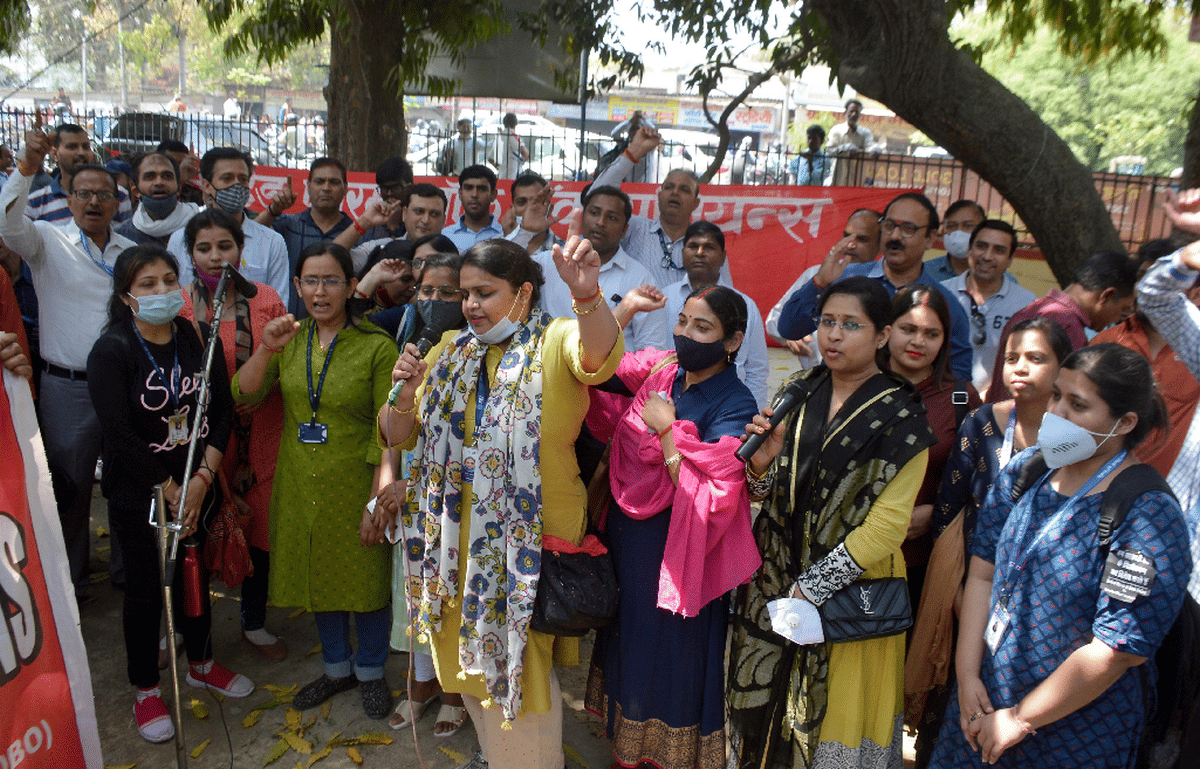 Bank strike in varanasi: second day strike against privatisation 400 crores transactions affected on first day people returning in desperation from bank
