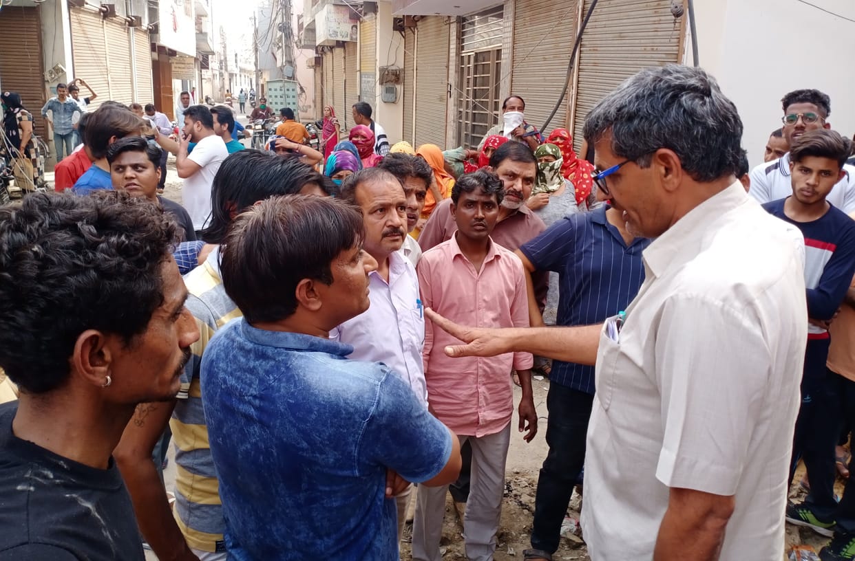 electricity poll, people protest, bujli nigam officer
