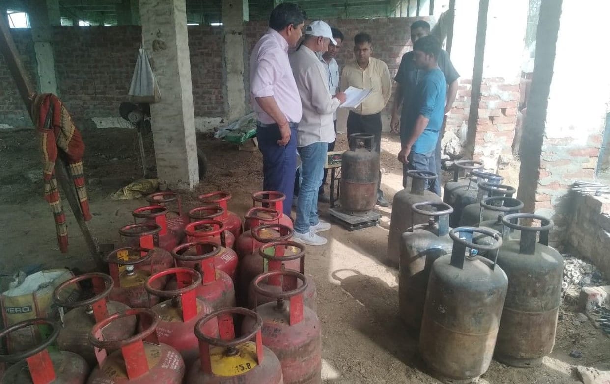 CM flying raid, gas agencie, 102 cylender found