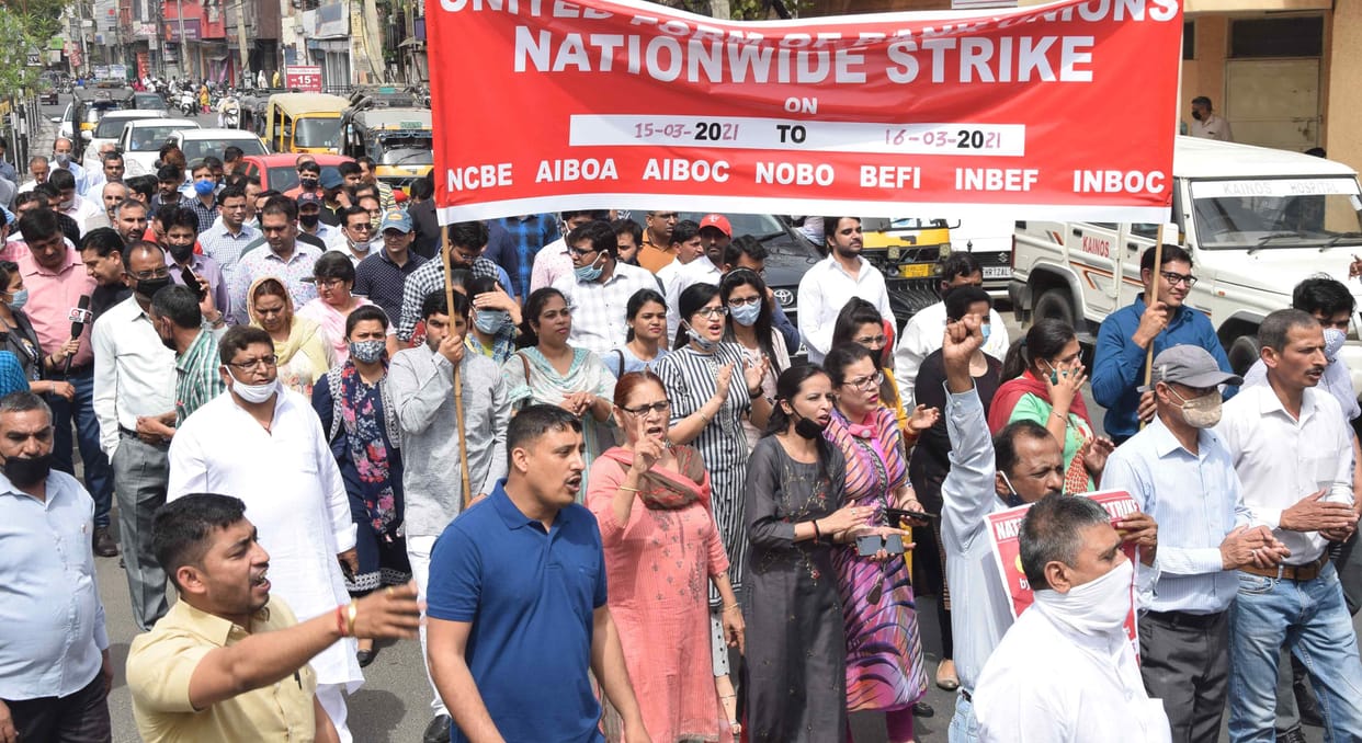 Strike in banks against privatization, 500 crore transactions affected