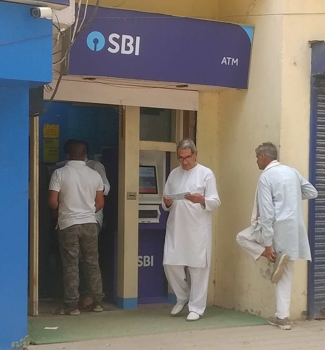 Employees of state-run banks on strike to protest privatization, transactions worth 100 crores affected