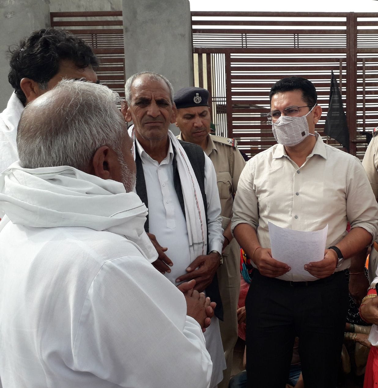 Farmers protested against Deputy Chief Minister's personal assistant reaching JJP office, Sihag came out of the previous gate