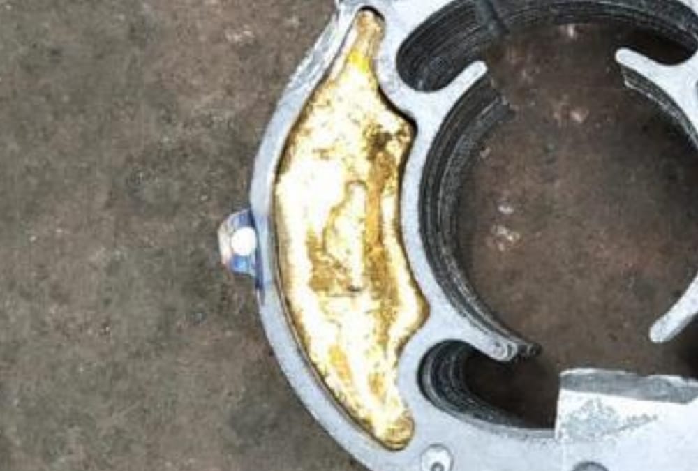 Gold worth 45 lakh recovered from smugglers on Lucknow airport.