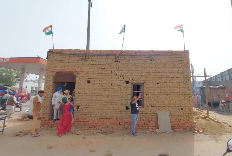Farmers made meeting hall at Tikri Border of Haryana