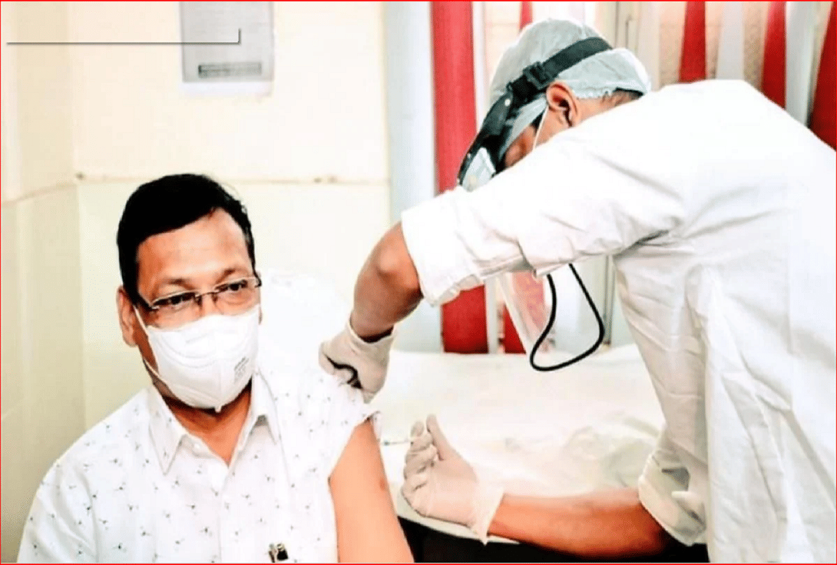 gujarat minister ishwar patel is again corona positive he has taken corona vaccine first dose on 13 march