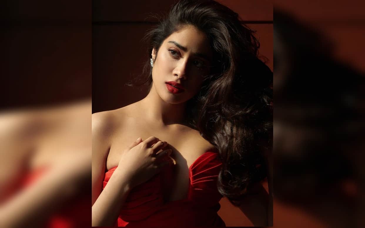Fan asks Janhvi Kapoor for kiss, actress response is unmissable