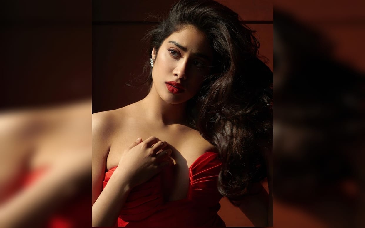Fan asks Janhvi Kapoor for kiss, actress response is unmissable