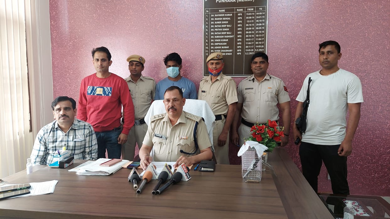 reward of one lakh crooks arrested