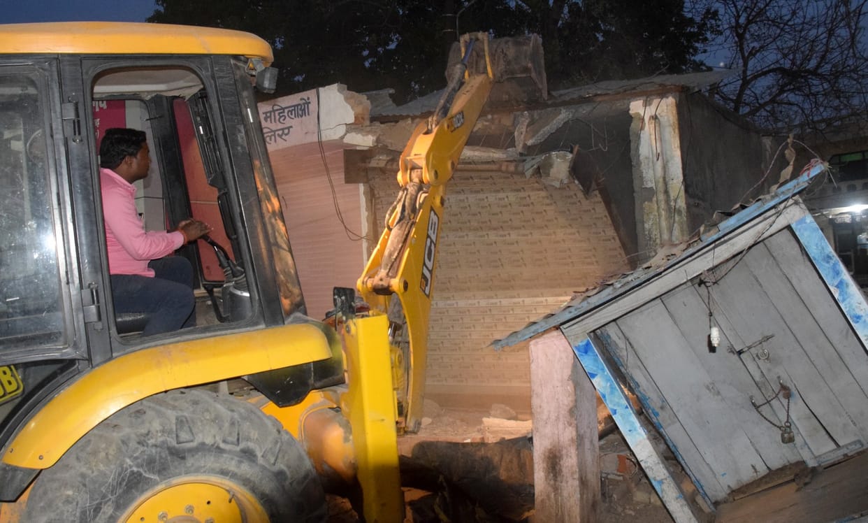 Unauthorized shop demolished on roadways