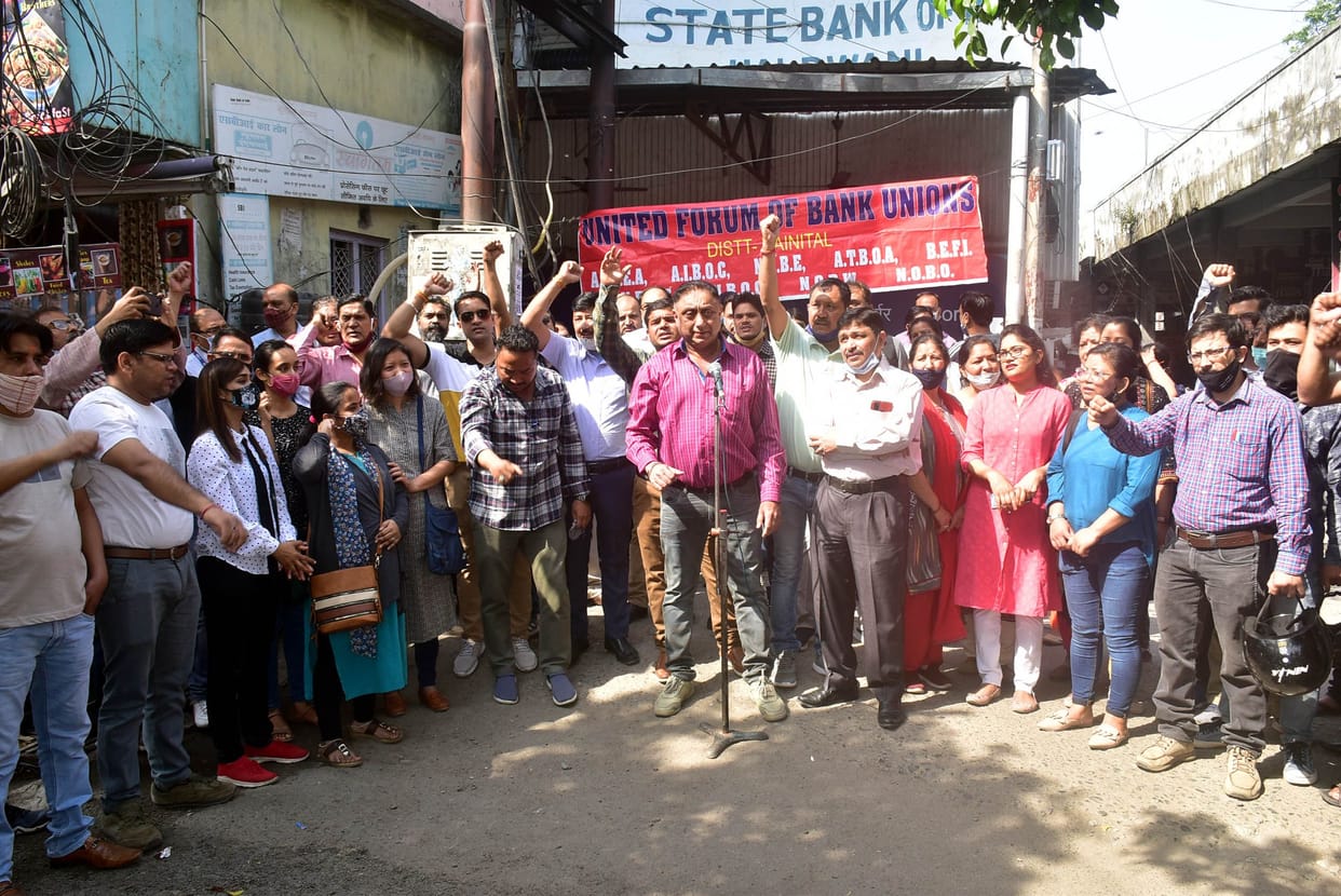 Bank workers protest against privatization