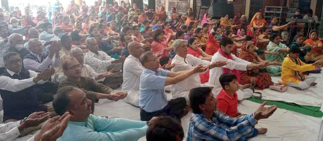 Grand reception of Jain saints with bandbars