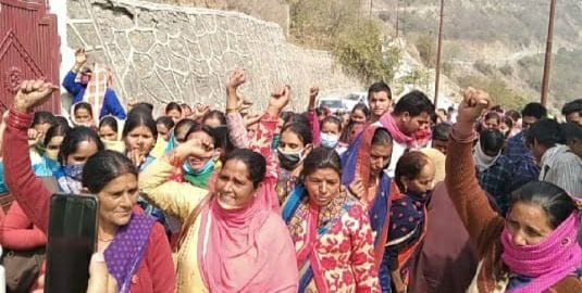 Angry villagers besiege the Jal Sansthan office