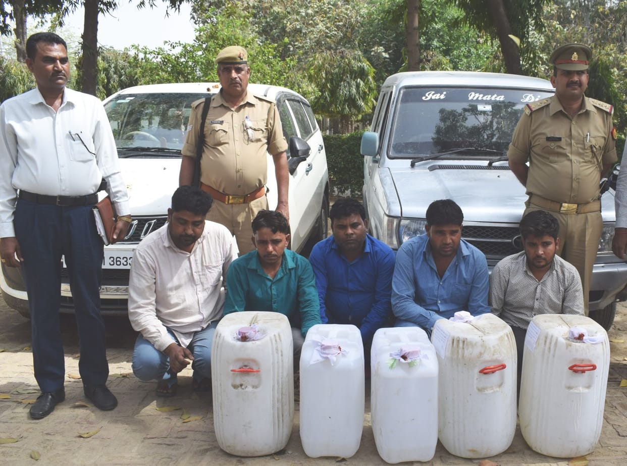 Kotwali police caught five liquor smugglers