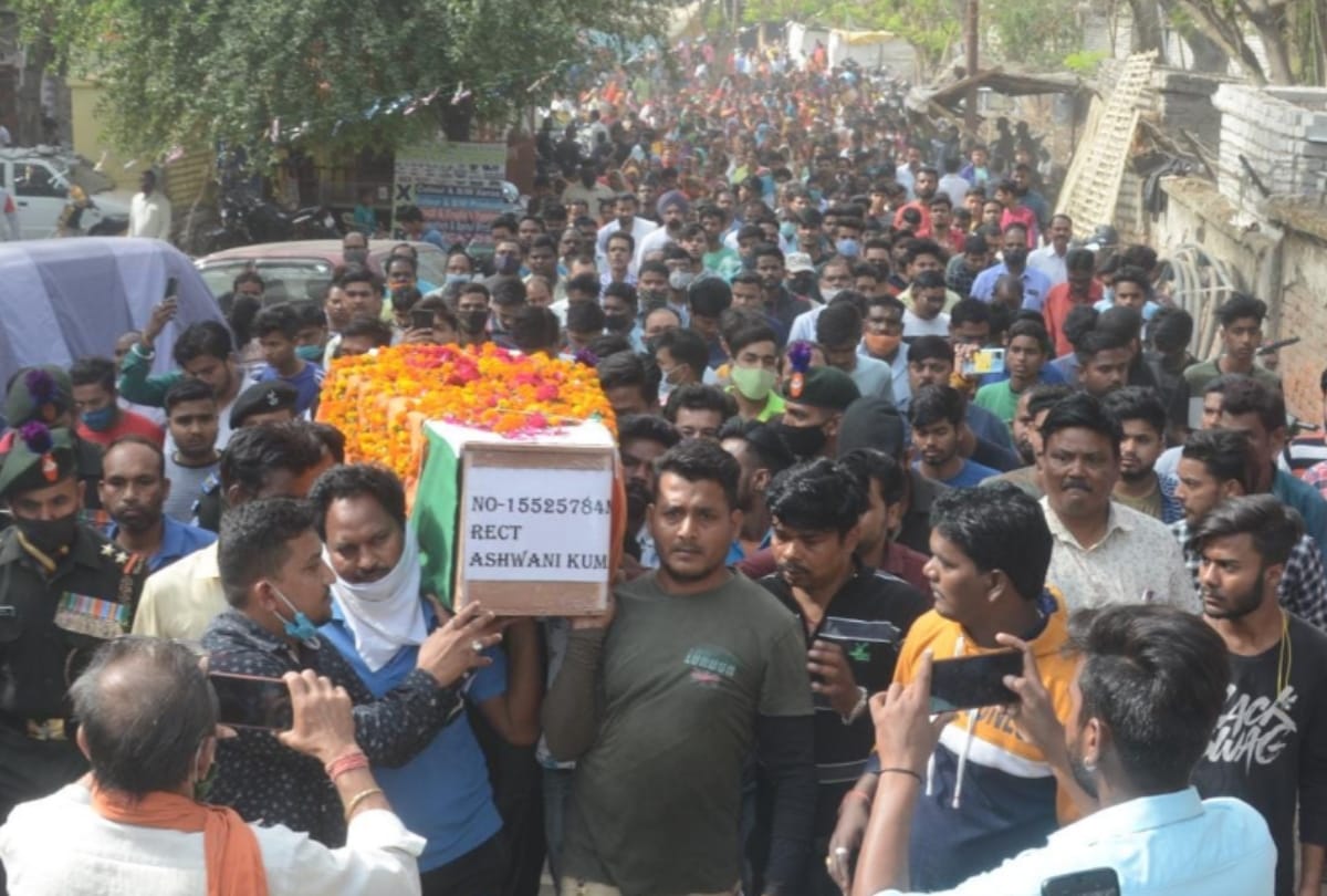 Lucknow: Officers and family farewell to martyr Ashwini Kumar