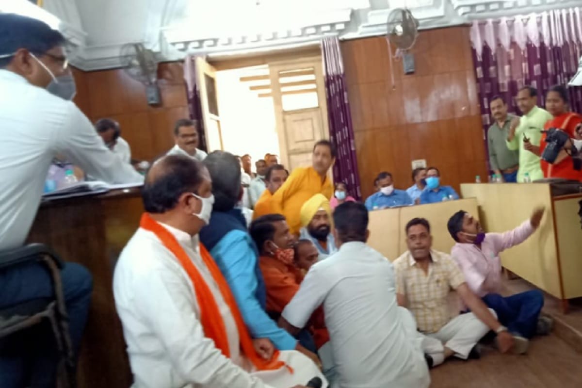 BJP councillors has ruckus in Nagar Nigam Board Meeting at Meerut city