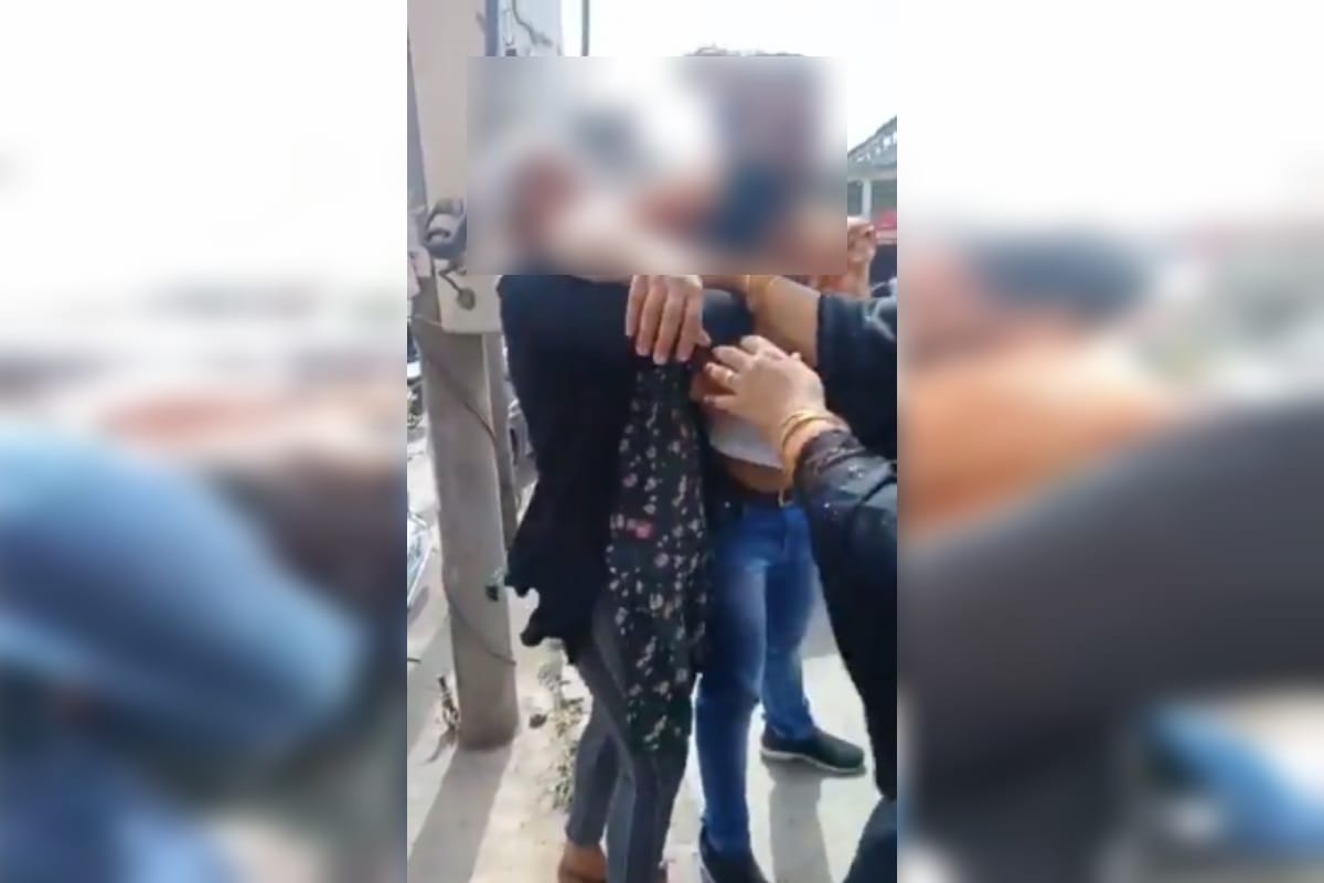 Meerut News: husband caught with lover in shopping mall