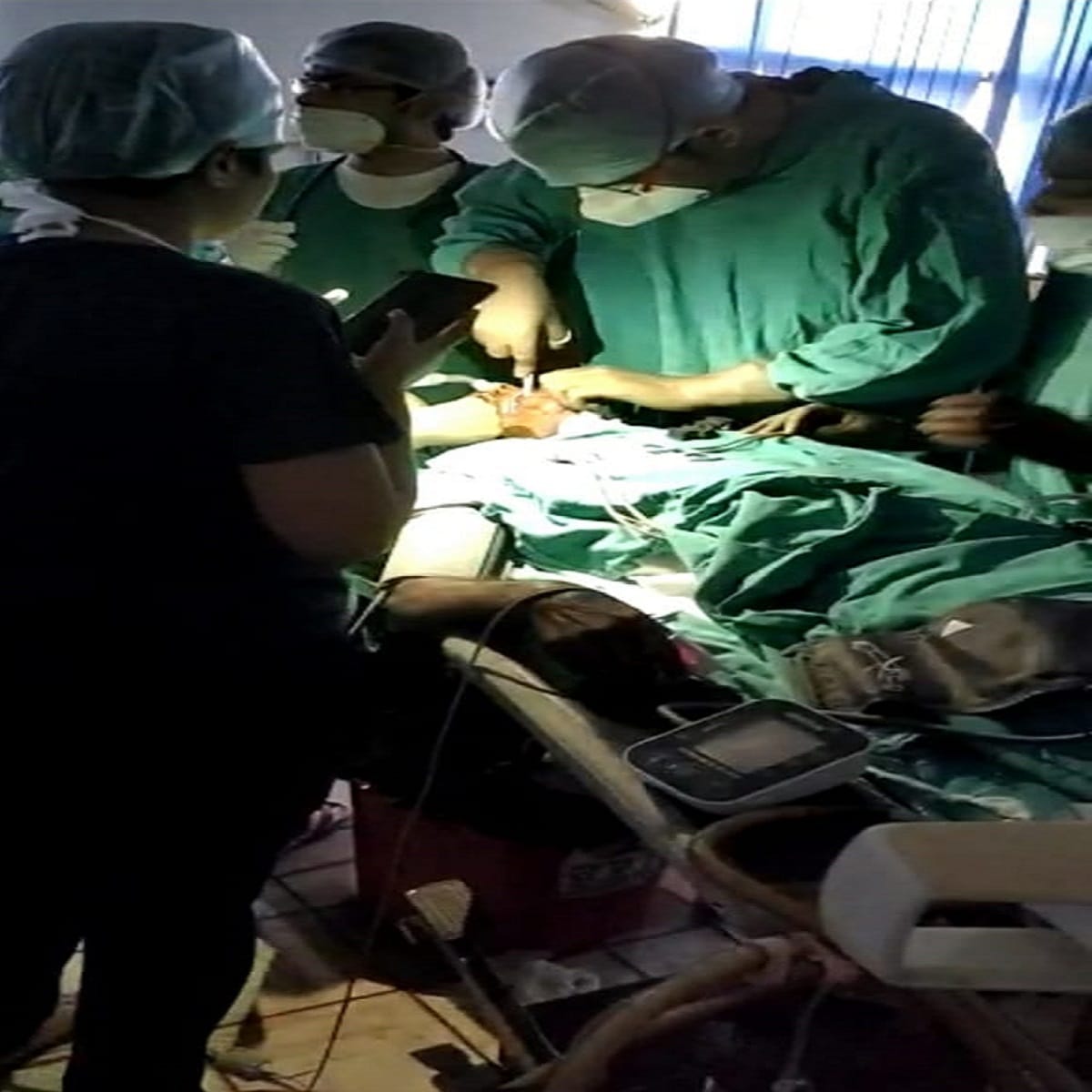 doctors wear green or blue clothes during operation know causes