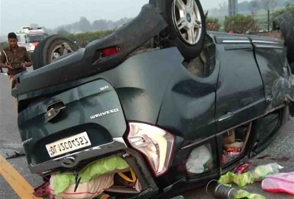 UP: fierce road accident on Lucknow-Agra Expressway, three cars collided after tire explosion, 14 injured