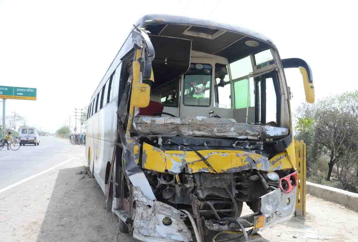 Kanpur: bus filled with devotees entered the dumper from behind, 17 injured