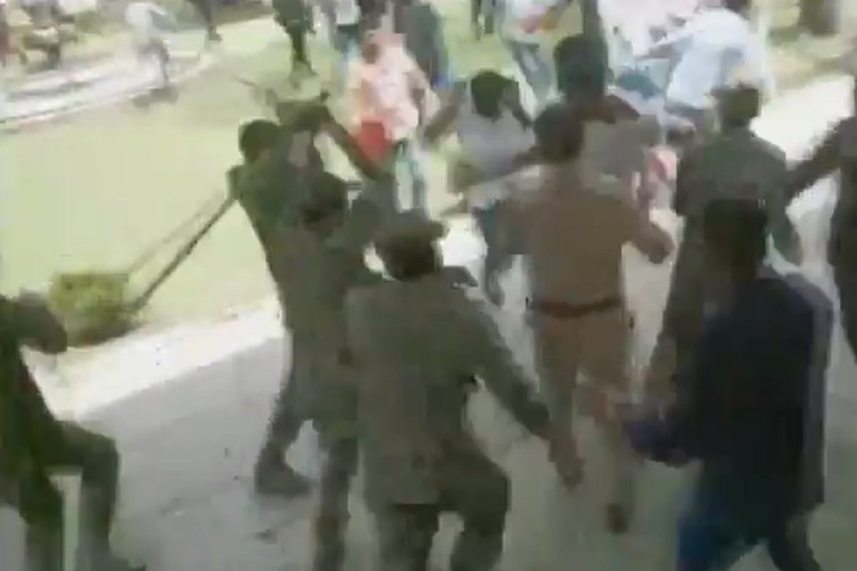 Police lathi charge protesting members of ABVP at Rajasthan University