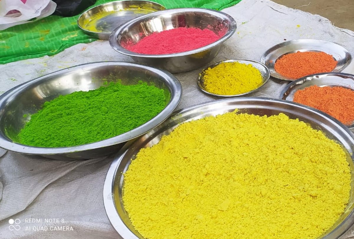 women of group making herbal gulal in sant kabir nagar