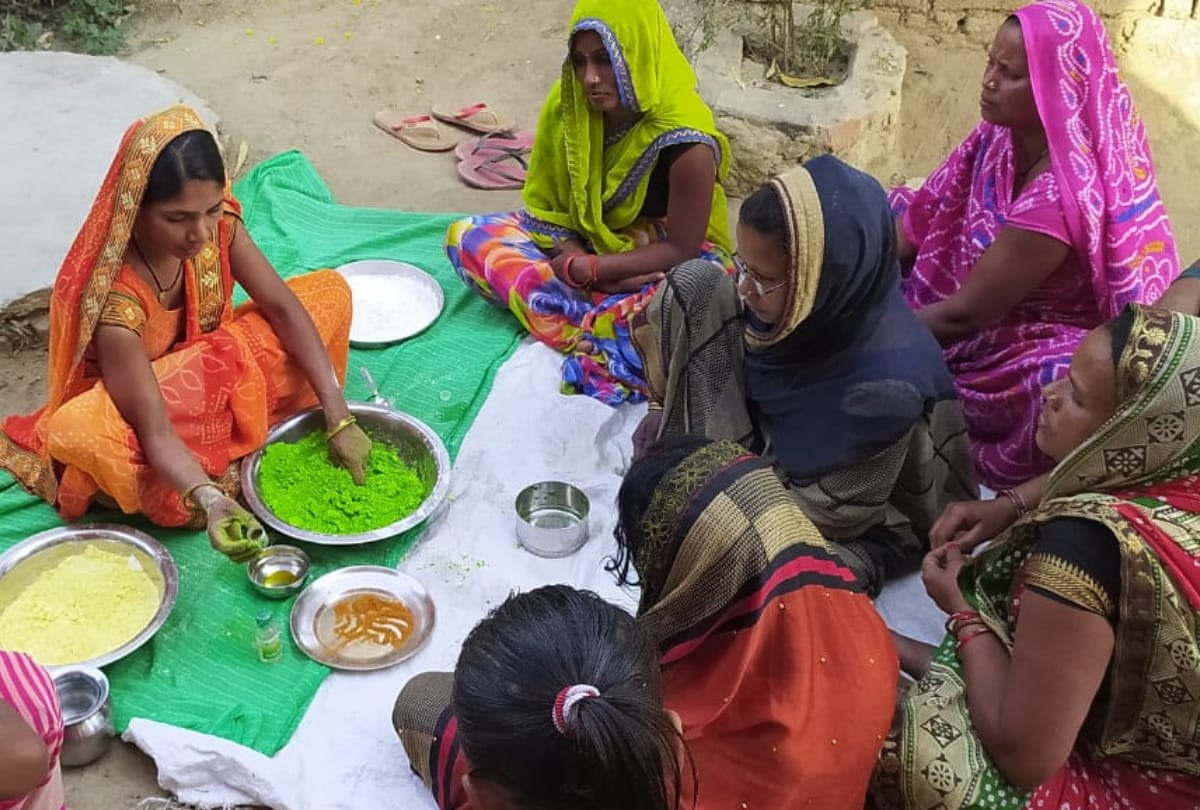 women of group making herbal gulal in sant kabir nagar