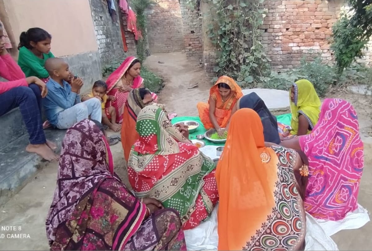 women of group making herbal gulal in sant kabir nagar