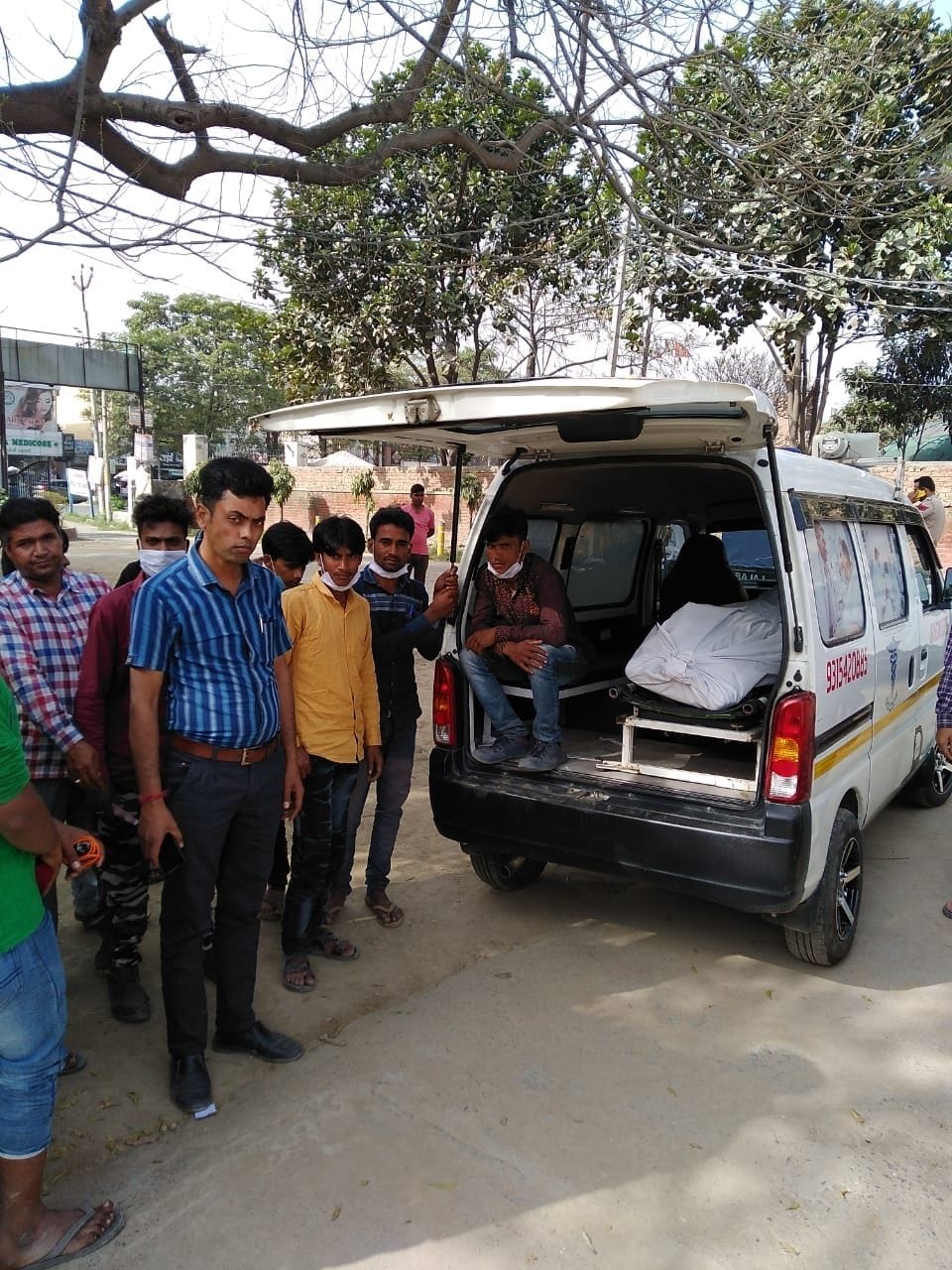 The dead body of the laborer was brought to the family in West Bengal